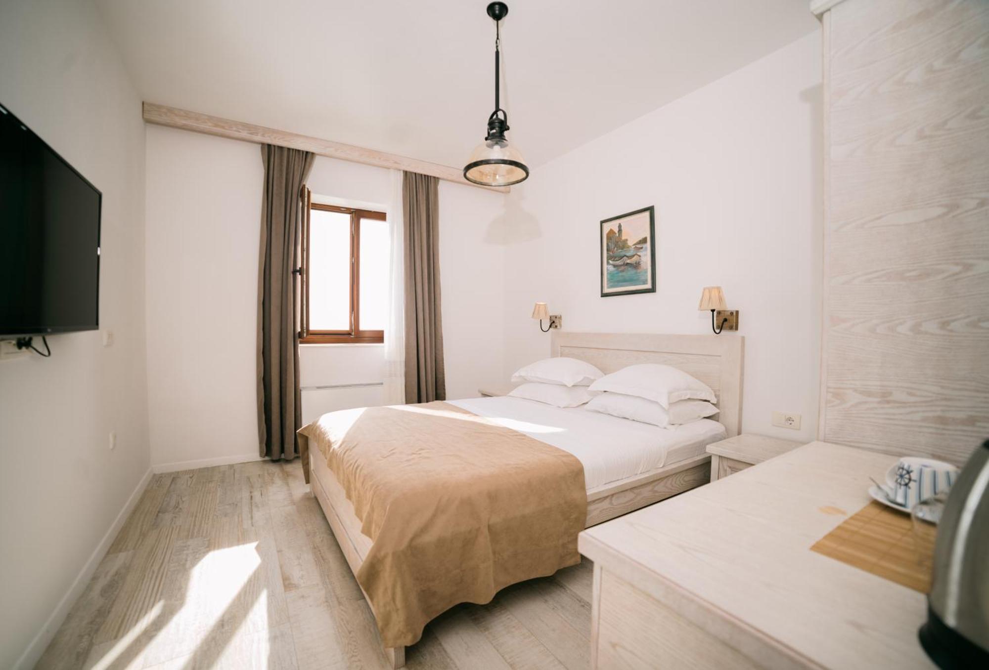Hotel Pirate Old Town Ulcinj Esterno foto